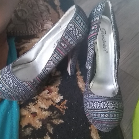 Heels - Picture 4 of 4